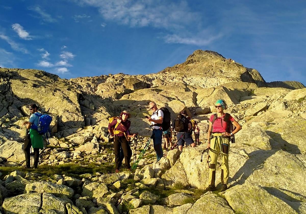 Los alpinistas del club eibarrés junto a los del Morkaiko Mendizale Taldea durante la última expedición del curso al Pirineo.