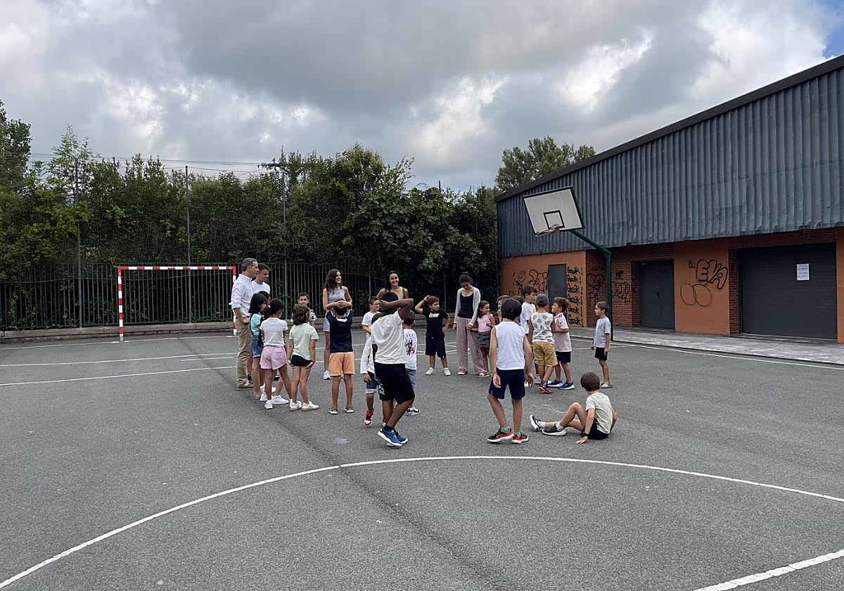 Josu Iguiñiz, Euskara ordezkaria, Lekaenea LHI ikastetxera gerturatu zen atzo Solas Jolaseko abuztuko txandaren hasieran.