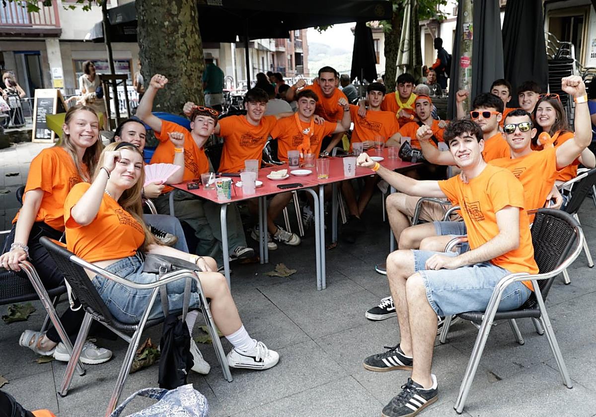 Kuadrilek herriko kaleak laranjaz bete zituzten.