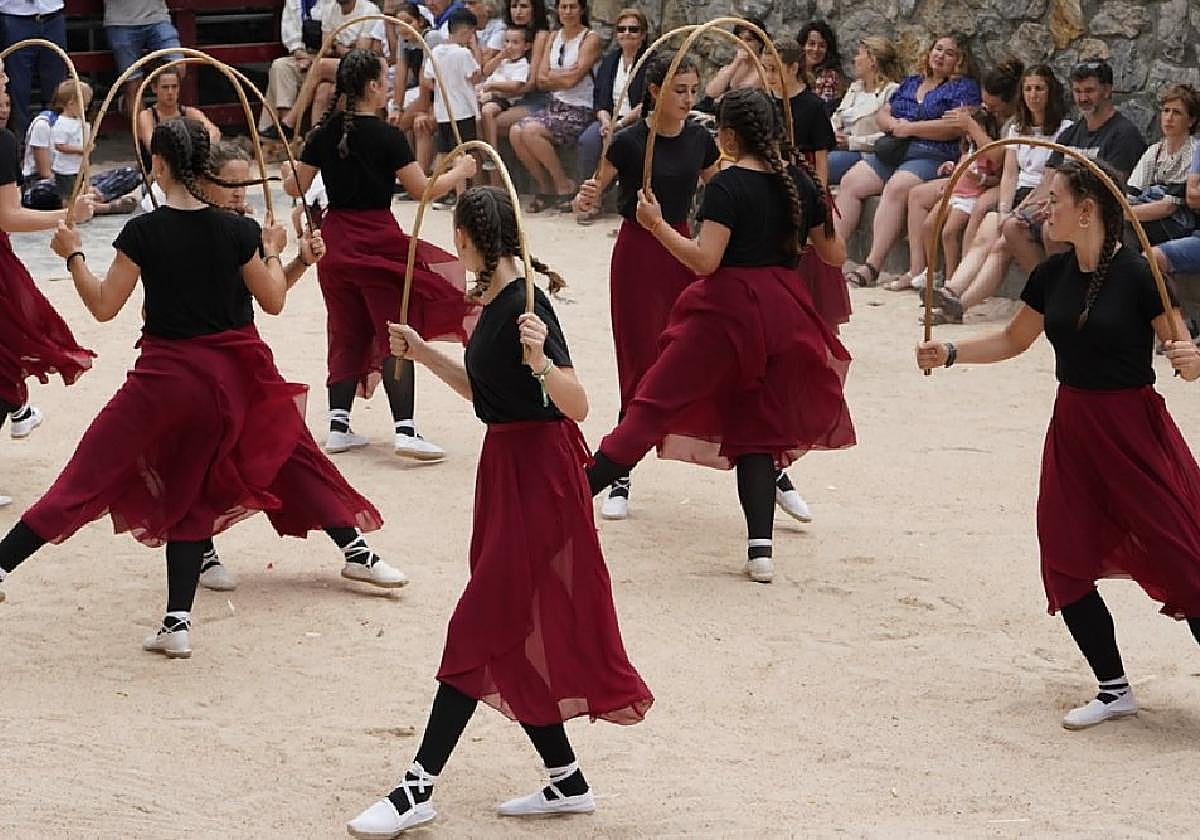 Andutz danta taldeko kideak atzo Itziarko plazan eskainitako saioan.