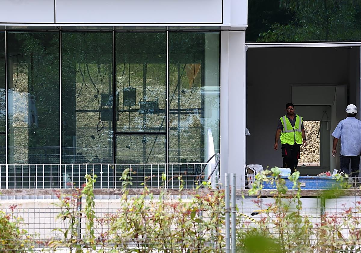 Detrás de esta cristalera ya se está montando el esqueleto del ordenador cuántico de IBM, en el edificio Ikerbasque de Ibaeta.