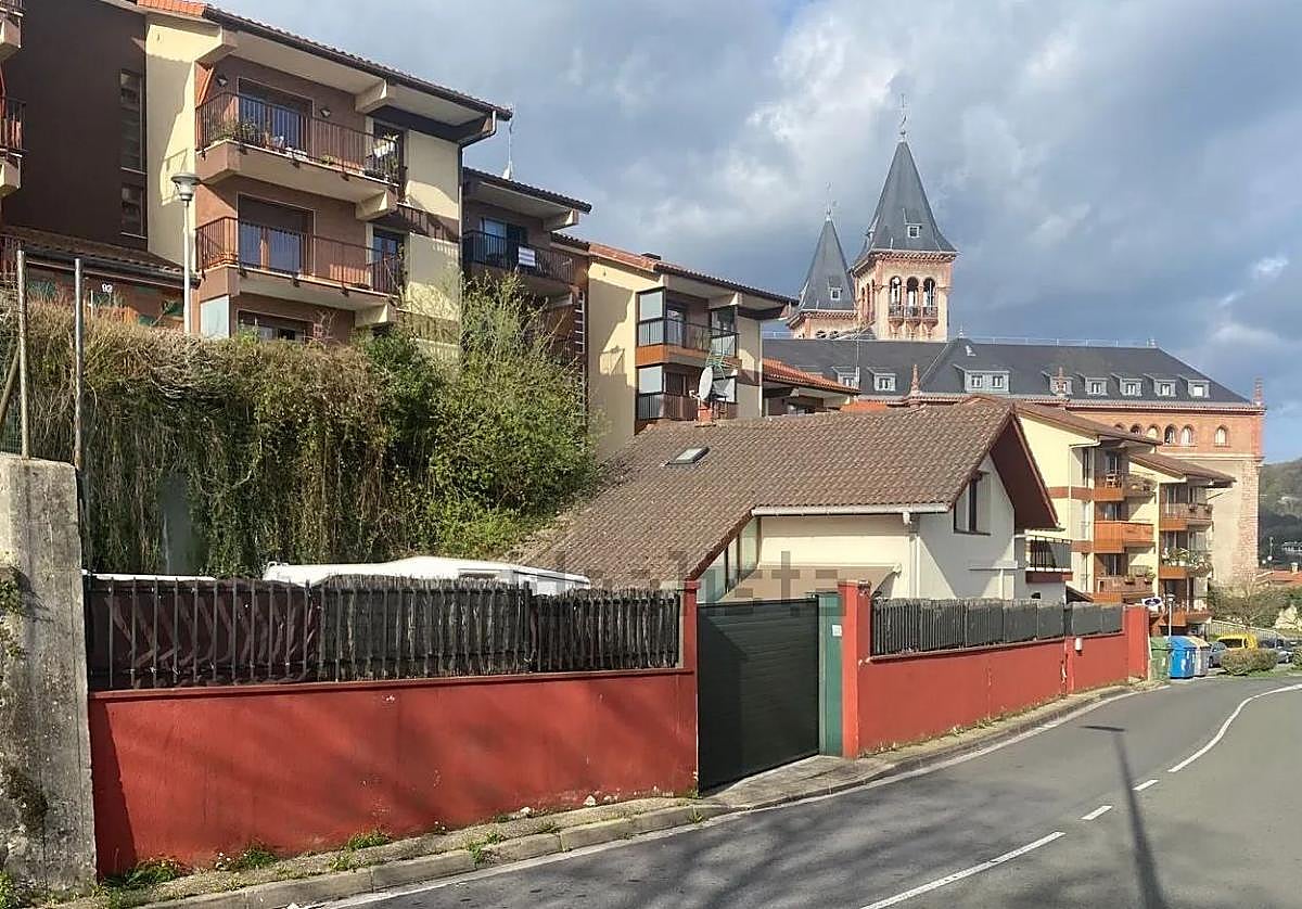 Villa en el barrio de El Antiguo de San Sebastián, junto al Seminario, okupada y a la venta por 690.000 euros.