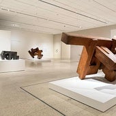 A la derecha, 'Abesti gogorra III' y al fondo, 'Abesti gogorra I' y 'Iru burni I', en el museo de San Diego