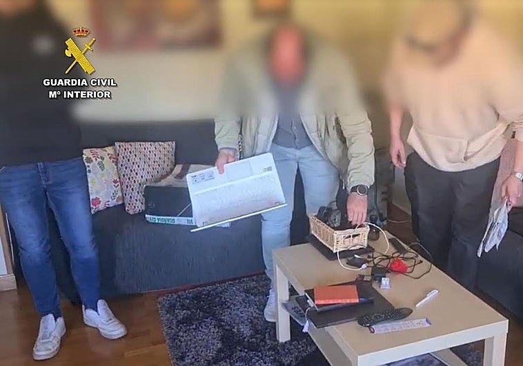 Registro del domicilio de uno de los arrestados en la operación.