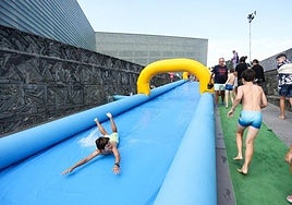 Un txiki se divierte bajando por el tobogán acuático del Kursaal.