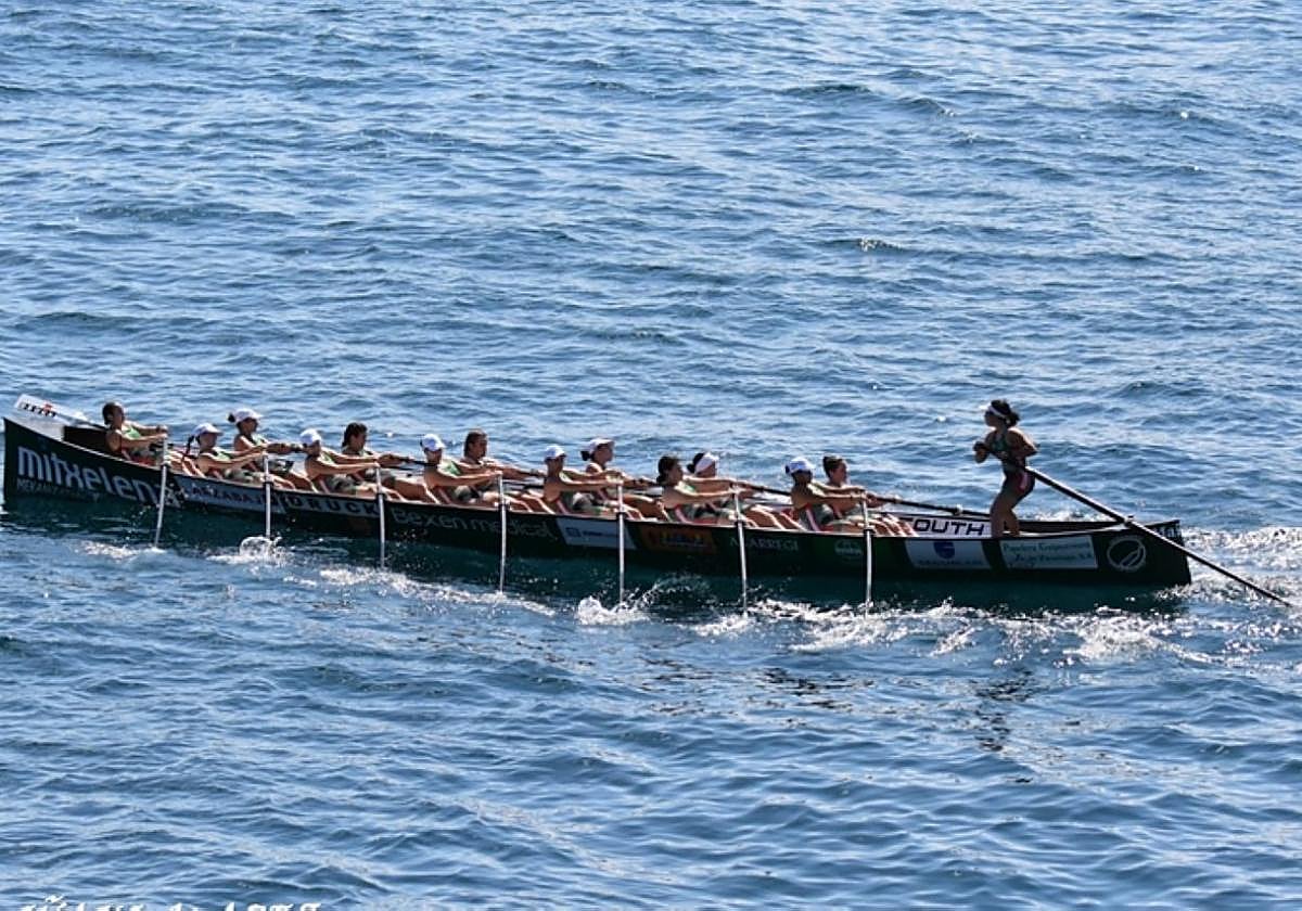 La trainera 'Maialen' compitiendo en Ondarroa.