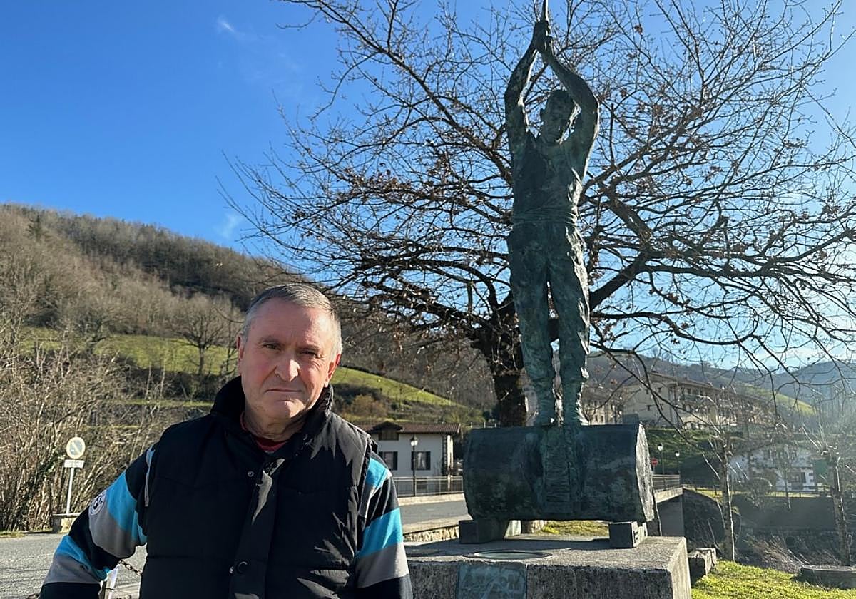 Antton Espelosin ante la escultura de Ramón Latasa, en Sunbilla.