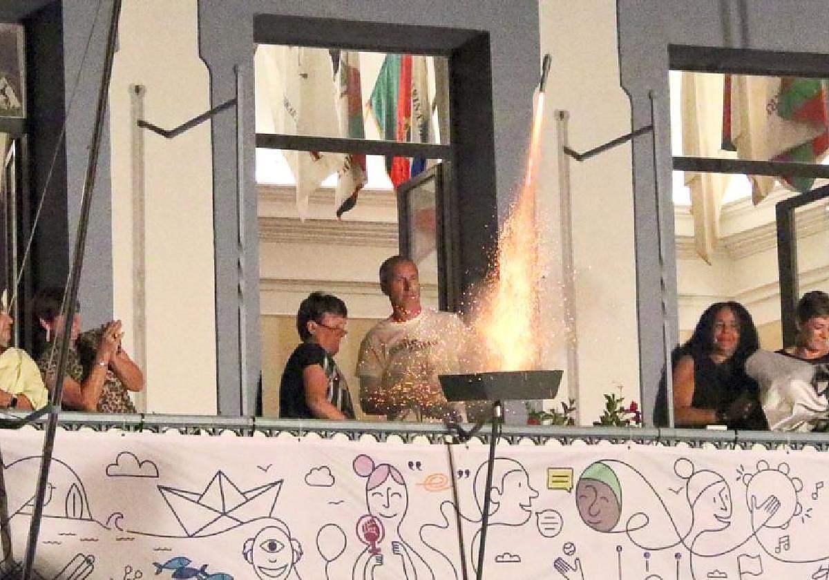 Gauerdian Salbatore Jaien su-ziria piztu zuten udaletxeko balkoitik sare konpontzaileek, herriak beraiekin zurn zor historikoa kitatuz alkatearen esanetan.