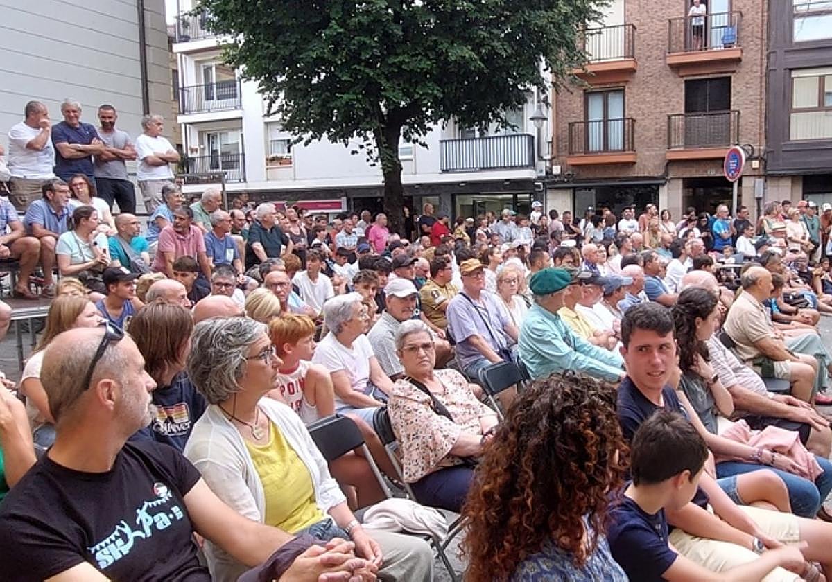Astearteko finalerdia, gorriz Bidezabal eta Gurutzealde eta urdinez Eskudero eta Urruzola, eta bestean, Frontoi Txikia ikuslez beteta.