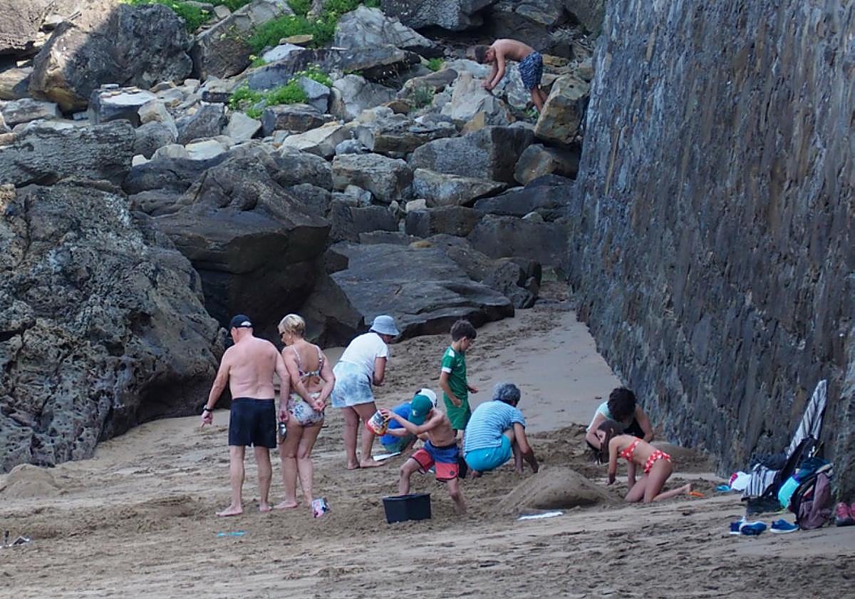 Iaz egindako hondarrezko eskultura tailerraren une bat.