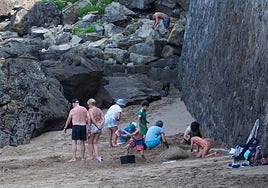 Iaz egindako hondarrezko eskultura tailerraren une bat.