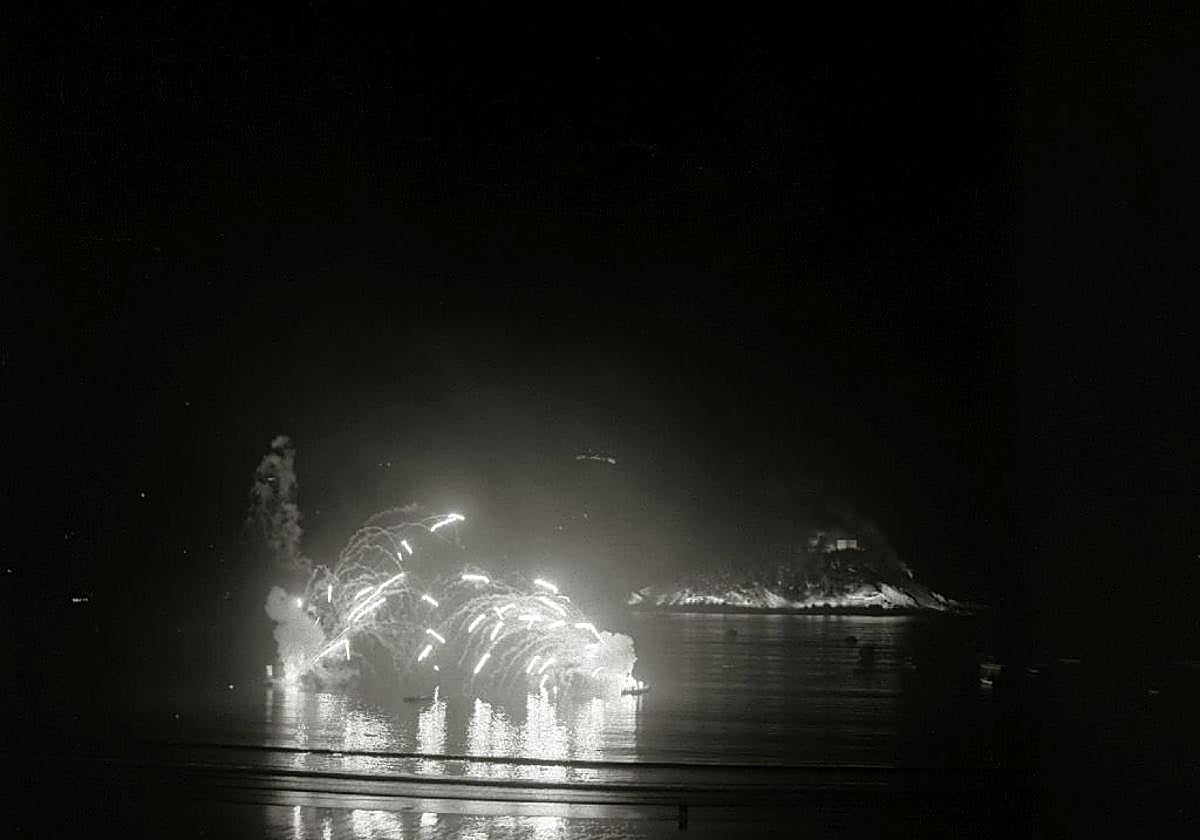 ¿Se acuerdan de cuando era habitual tirar algunos fuegos desde aguas de la bahía?