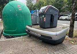 Denuncia un vecino de Amara: «Esta delantera parachoques de un vehículo lleva abandonada casi un mes en la calle Illunbe. Se entiende que los servicios de limpieza no tengan que ocuparse de esto, que debería haberse llevado a un garbigune, pero por desgracia cada vez se ven más este tipo de actitudes incívicas».