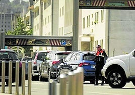 Un agente de movilidad ajeno a esta información controla el acceso al parking de la estación de autobuses de Donostia.