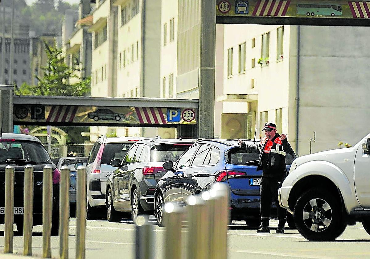 Un agente de movilidad ajeno a esta información controla el acceso al parking de la estación de autobuses de Donostia.