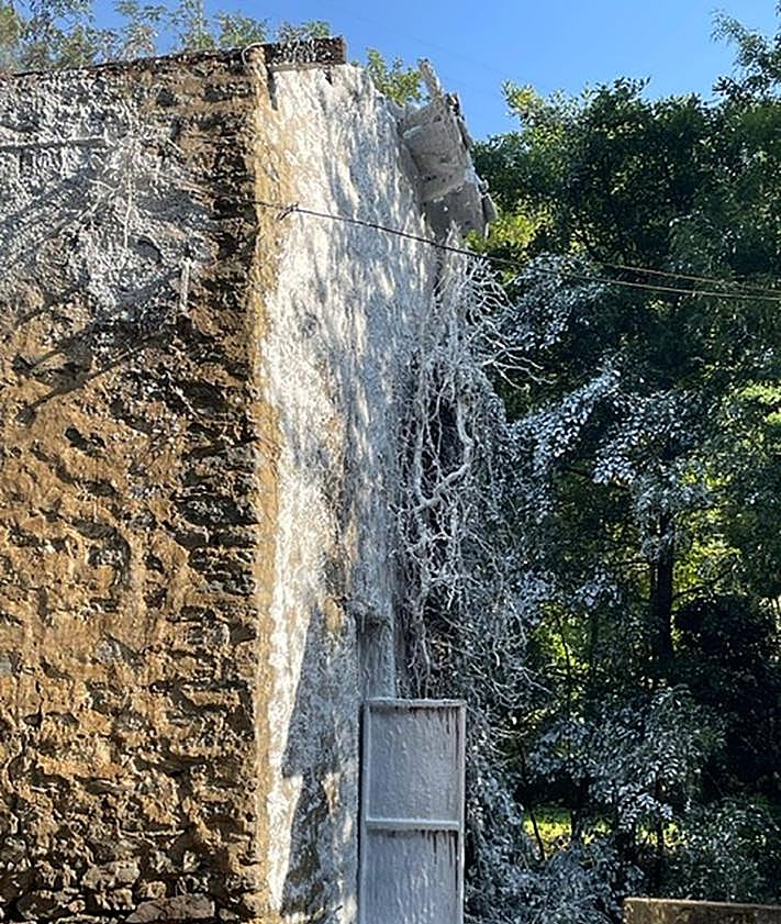 Imagen secundaria 2 - Un incendio calcina un edificio deshabitado de Arrasate empleado como almacén de aperos y trastero