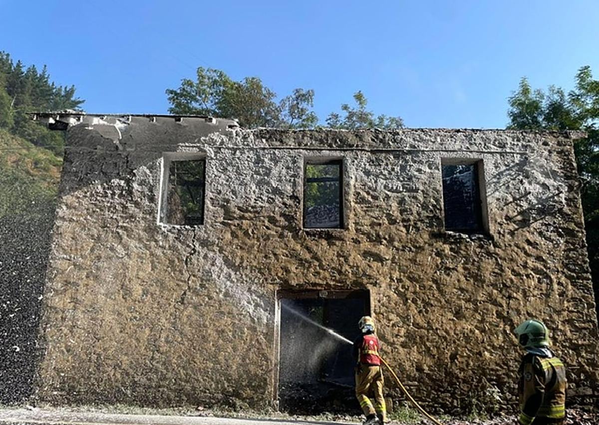 Imagen secundaria 1 - Un incendio calcina un edificio deshabitado de Arrasate empleado como almacén de aperos y trastero