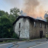 Un incendio calcina un edificio deshabitado de Arrasate empleado como almacén de aperos y trastero