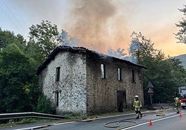 Los bomberos trabajan en la extinción del incendio.