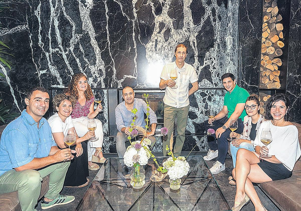 De izquierda a derecha: Javier Caneja (Narru), Maider Larrañaga (Arteaga Landetxea), Ainhoa Velasco (El Diario Vasco), Martín Flea (Restaurante Ibai), Carlos Muro (Akelarre), José Manuel Borrella (Martín Berasategui), Maitane Orbegozo (Akelarre) y Mariana Tapia (Amelia Restaurant).