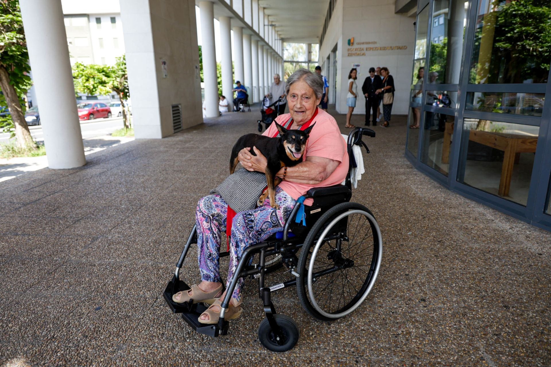 «No me quiero ir de aquí, hay calles, tiendas, bares... ¿en el monte qué voy a hacer? ¿Y cómo van a venir a visitarme hasta allí?»
