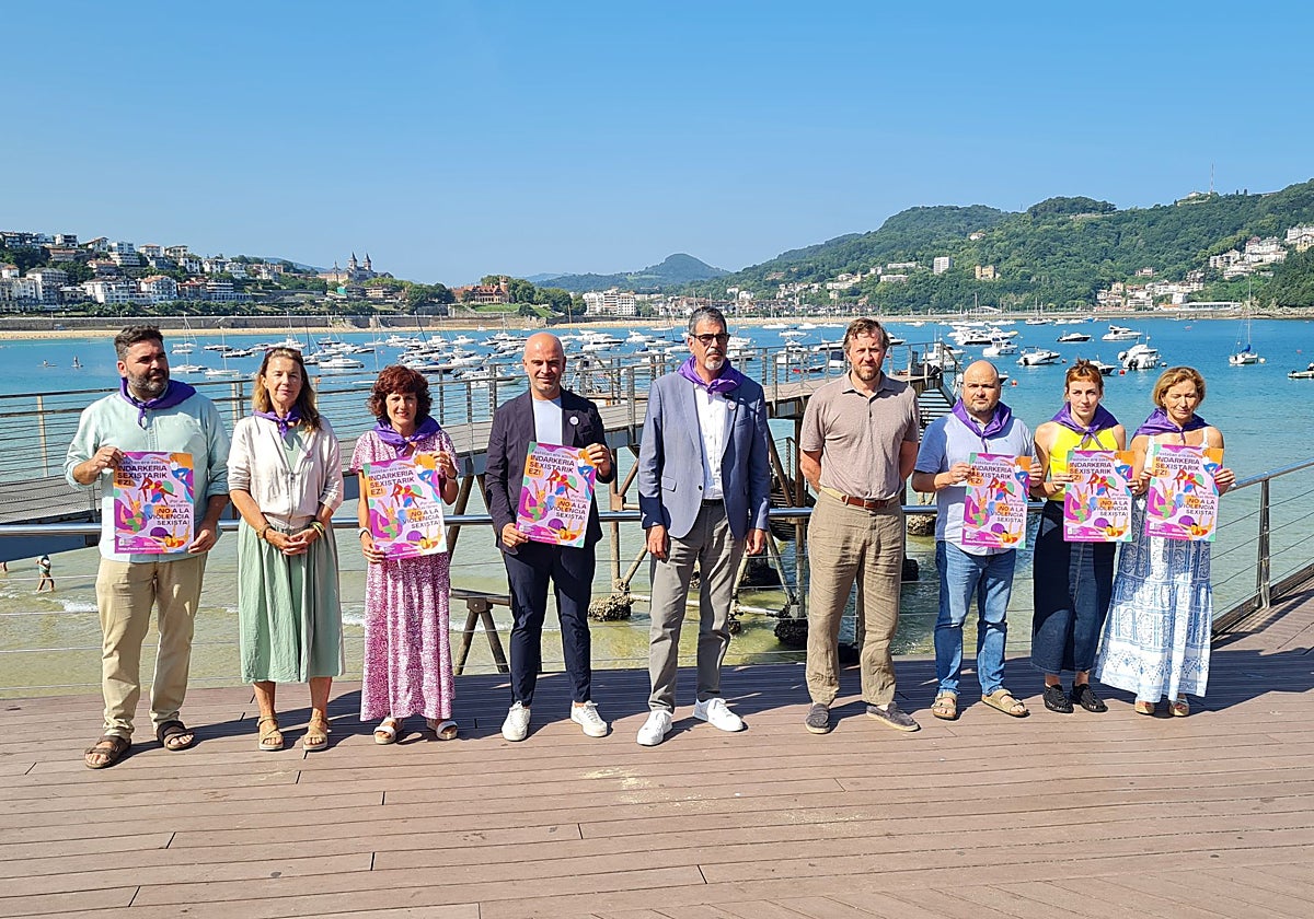 El alcalde y los concejales de todos los grupos municipales muestran en el mirador del Náutico su unidad frente a la violencia machista.