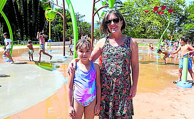 Susana y Leire, madre e hija, posan cerca de los juegos.