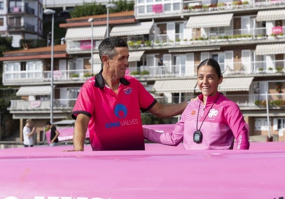 Anartz Gereño, el técnico de San Juan, posa junto a la patrona Laida Valderrama.