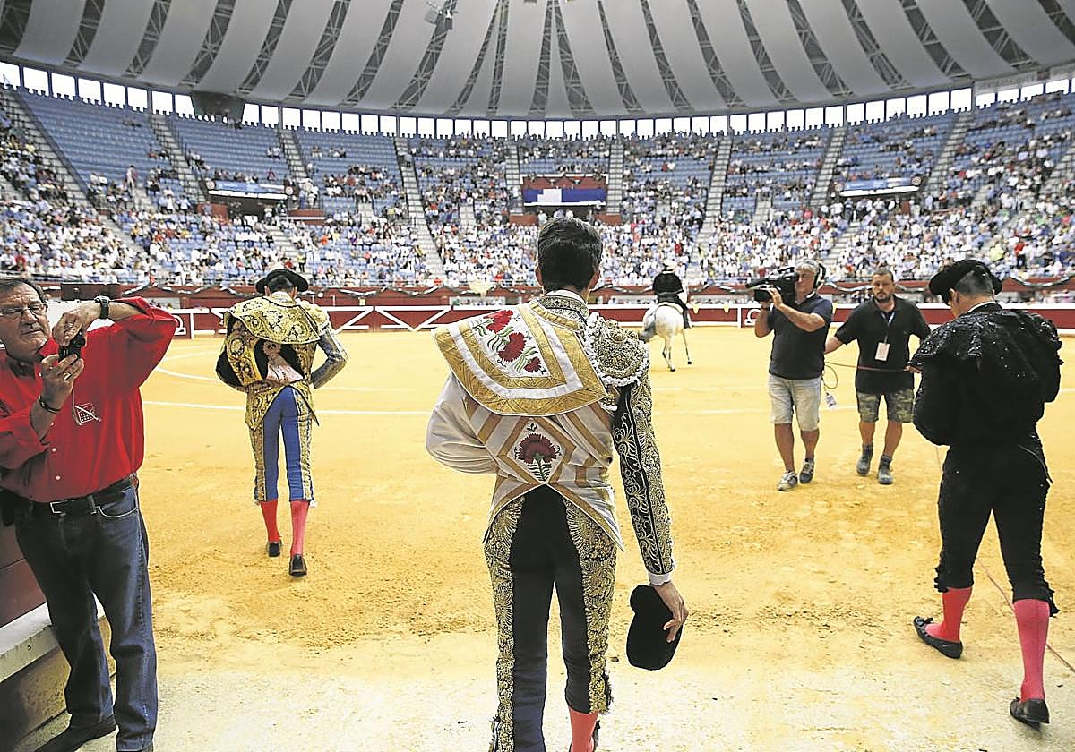 El rito del paseíllo y del torero con la montera en la mano por ser nuevo en la plaza se repetirán en la Fería de Illunbe 2025.