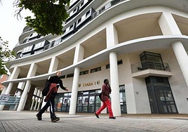 Dos personas pasean por las inmediaciones del centro Txara I.