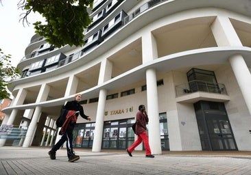 Dos personas pasean por las inmediaciones del centro Txara I.