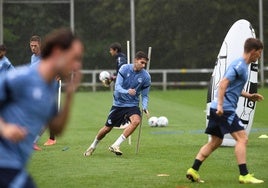 Zakharyan realiza un ejercicio durante un entrenamiento en Zubieta