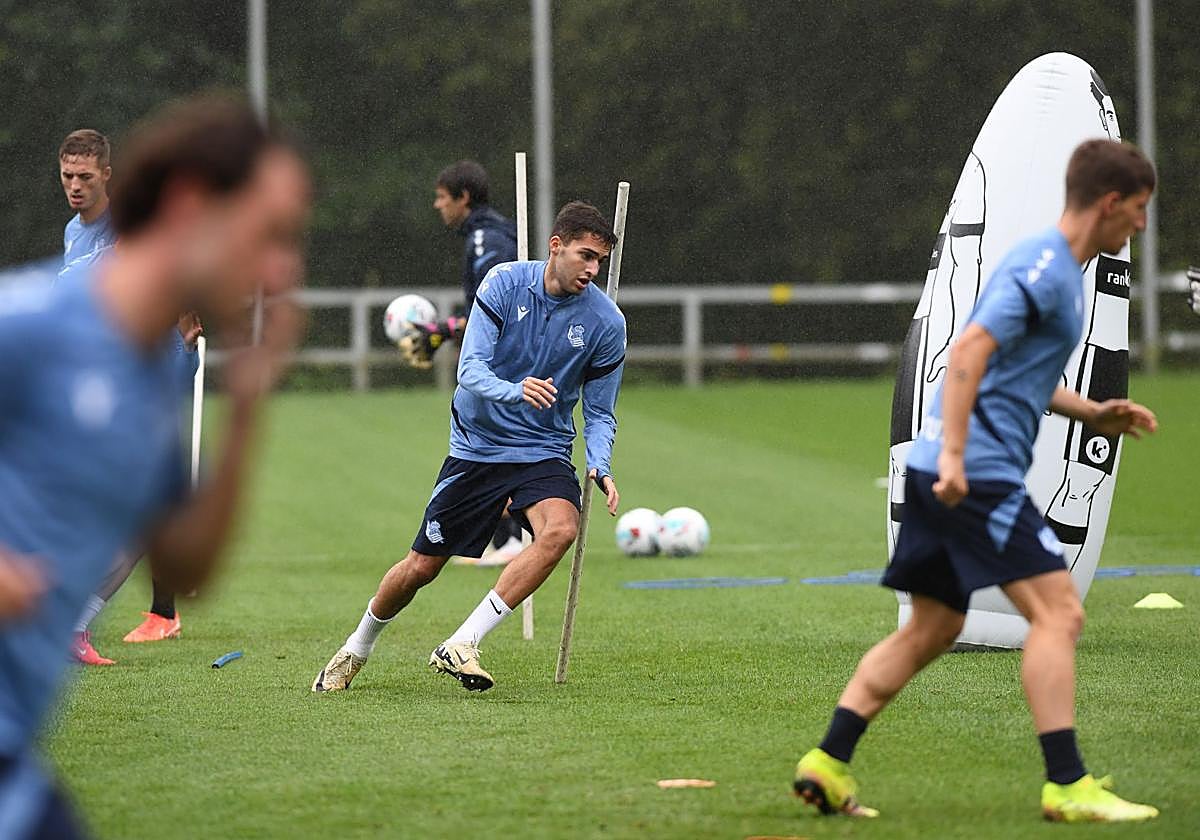 Zakharyan realiza un ejercicio durante un entrenamiento en Zubieta