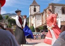 Gigantes en la plaza de Sunbilla, en fiestas.