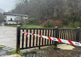 La vía verde cerrada a su paso por Doneztebe, por inundación.