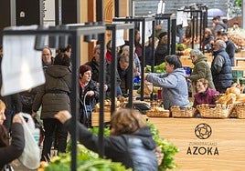 La oferta en los puestos de los baserritarras de la azoka es amplia y sus productos son de gran calidad.
