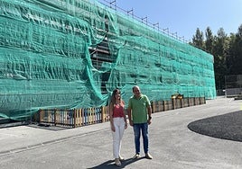 Sandra Caballero y Gorka Álvarez, frente a las obras que se están realizando en CEIP Eguzkitza.