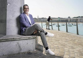Eneko Goia, sentado en el Muelle con la bahía al fondo.