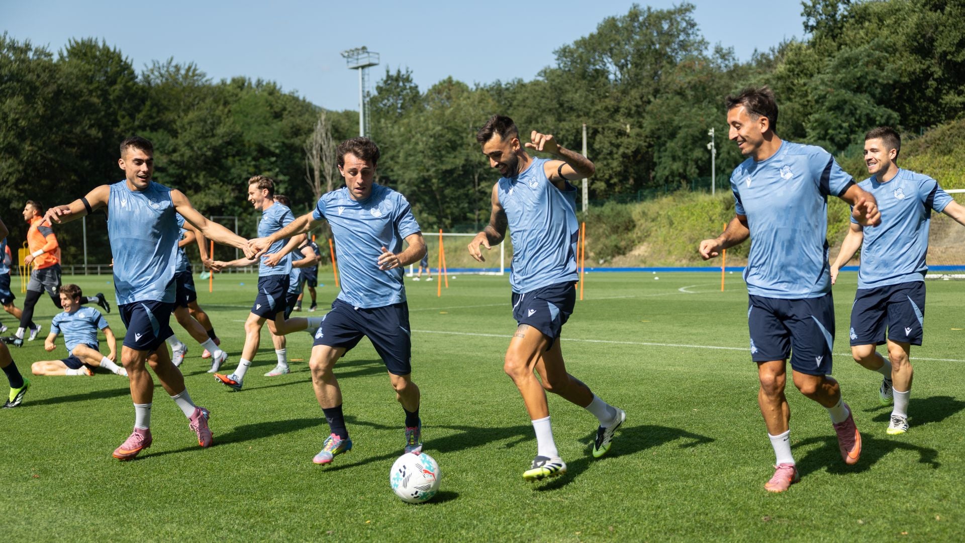 Barrenetxea, Odriozola, Brais y Oyarzabal juguetean durante el entrenamiento del viernes en Zubieta