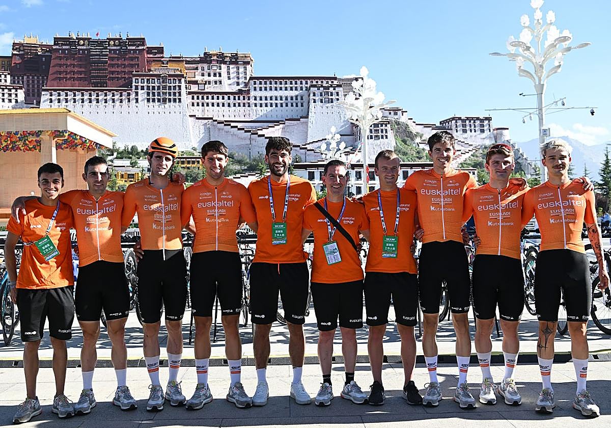 El Euskaltel-Euskadi, en la salida de la segunda etapa del Trans-Himalaya.