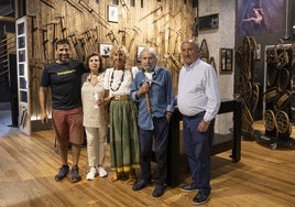 César Pérez de Tudela junto a Alex Txikon y sus acompañantes en el museo de Azpeitia.