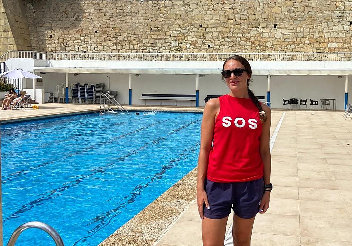 Daniela Ábalos trabaja como socorrista en la piscina de una urbanización donostiarra.