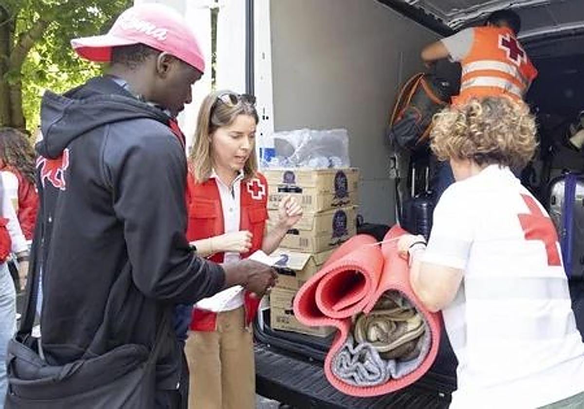 Los malienses han sido trasladados a Oñati en furgonetas de la Cruz Roja. Sara Santos