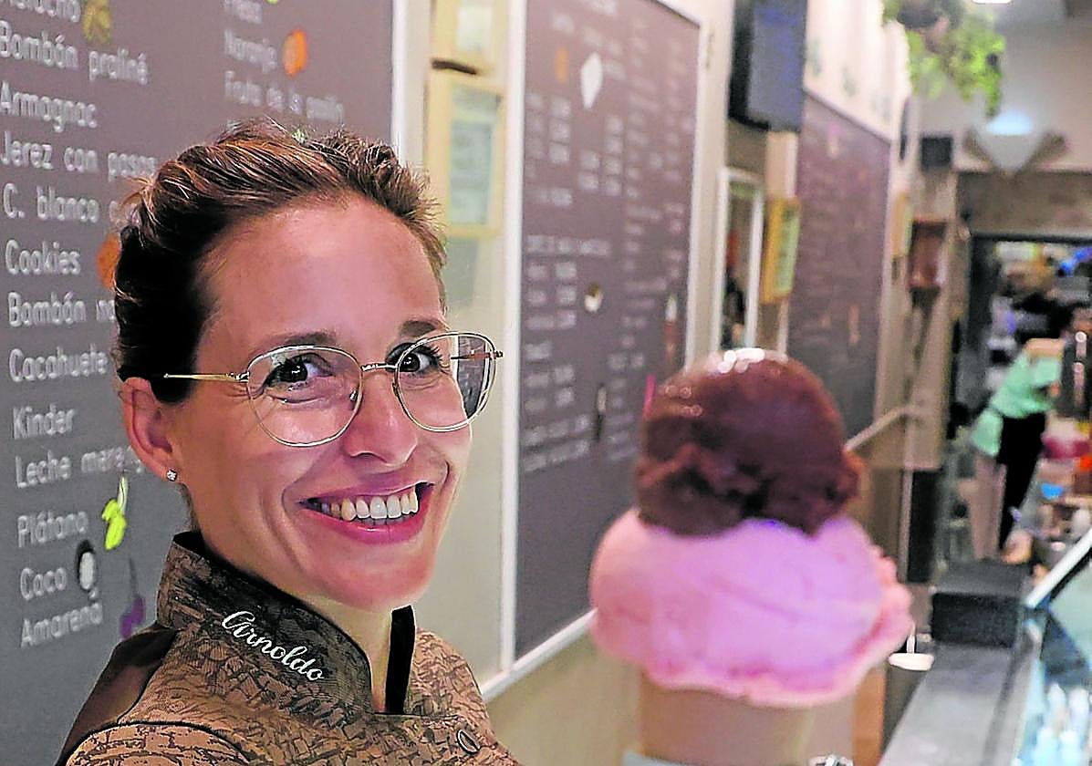 Marta Arnoldo sirviendo un helado a un cliente en la veterana heladería donostiarra.