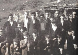 Juan Jose Agirre con un grupo de jóvenes y los padres benedictinos en Igaratza, en una imagen de 1947.