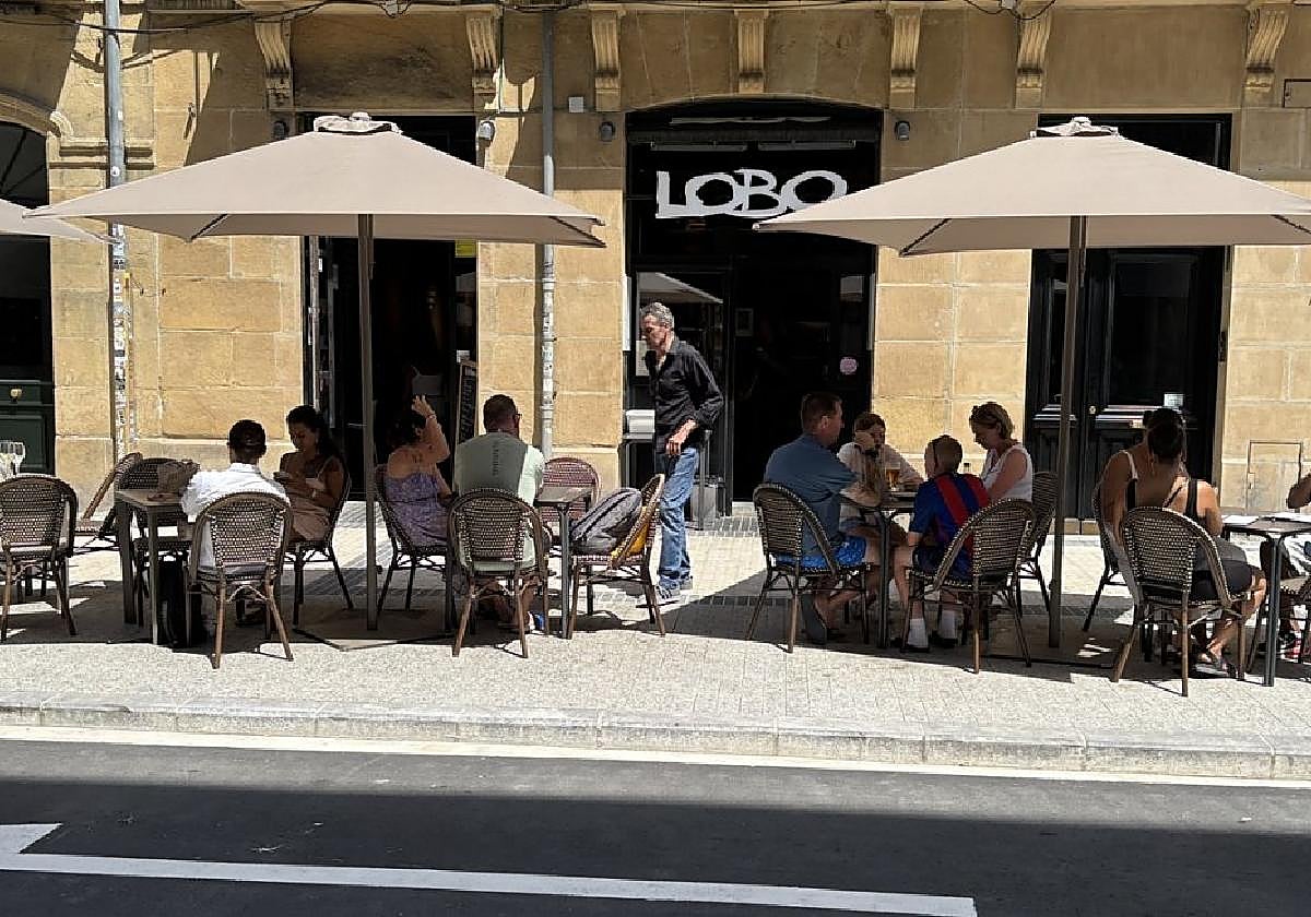 La terraza del bar restaurante Lobo, recién estrenada en la calle Easo.