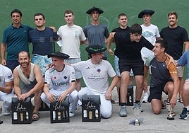 Foto de familia de los finalistas cadetes y sénior de esta edición del Torneo Zaporra de pelota a mano, tras el reparto de los premios.