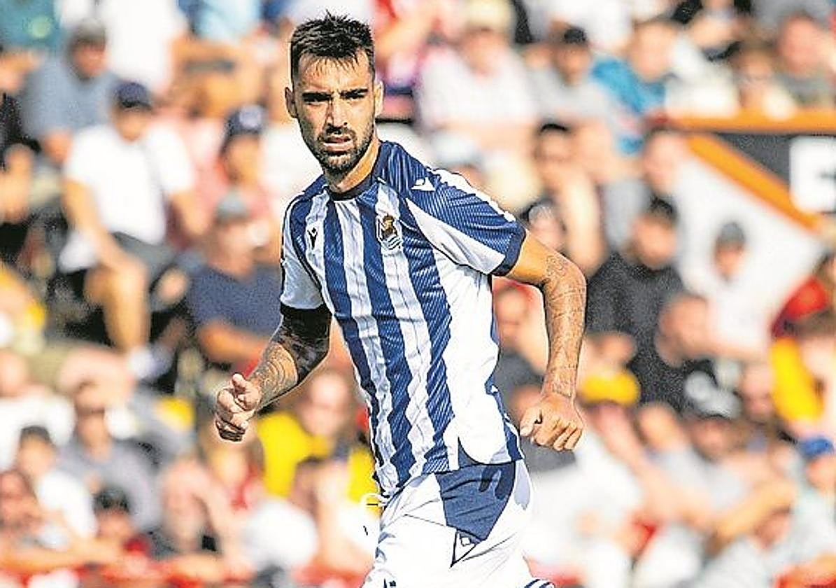 Brais trota en el Vitality Stadium.