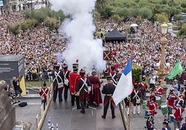Onintza Mocoroa fue la encargada de prender la mecha en presencia del artillero mayor, Elías Arruabarrena.