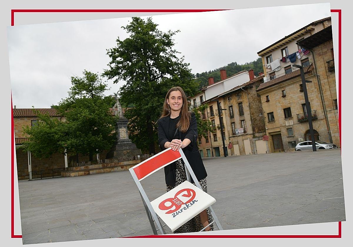Nerea Murillo en la plaza en honor a Iparragirre, al que hizo protagonista de sus dos portadas de fiestas.